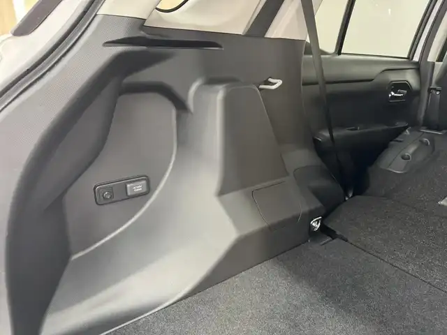 トヨタ ライズ Z 三重県 2021(令3)年 1万km シャイニングホワイトパール ハイブリッド/FF/フロアCVT/純正 9インチ ディスプレイオーディオ/（FM/AM/TV/Bluetooth/USB/iPod/AppleCarPlay/AndroidAuto/HDMI）/【OP】パノラミックビューモニター/ビルトイン ETC/スマートアシスト/・衝突警報機能（対車両・対歩行者）/・衝突回避支援ブレーキ機能（対車両・対歩行者）/・車線逸脱警報機能/・車線逸脱抑制制御機能（ステアリングアシスト機能）/・全車速追従機能付きアダプティブクルーズコントロール（停止保持機能あり）/・レーンキープコントロール（LKC）/・コーナーセンサー（前後2個）/・標識認識機能（進入禁止、最高速度、一時停止）/・アダプティブドライビングビーム/・【OP】ブラインドスポットモニター＋リヤクロストラフィックアラート/装備/・【OP】AC100Vアクセサリーコンセント（1500W・1ヶ）/・シートヒーター（D/N）/・オートライト/・LED ヘッドランプ/・オートエアコン/・ステアリングスイッチ/・プッシュスタート/・スマートキーx2/・純正17inアルミホイール（17×6J、5H）/・保/取/ディスプレイオーディオ取/など