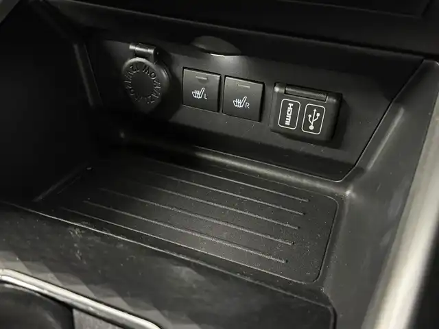 トヨタ ライズ Z 三重県 2021(令3)年 1万km シャイニングホワイトパール ハイブリッド/FF/フロアCVT/純正 9インチ ディスプレイオーディオ/（FM/AM/TV/Bluetooth/USB/iPod/AppleCarPlay/AndroidAuto/HDMI）/【OP】パノラミックビューモニター/ビルトイン ETC/スマートアシスト/・衝突警報機能（対車両・対歩行者）/・衝突回避支援ブレーキ機能（対車両・対歩行者）/・車線逸脱警報機能/・車線逸脱抑制制御機能（ステアリングアシスト機能）/・全車速追従機能付きアダプティブクルーズコントロール（停止保持機能あり）/・レーンキープコントロール（LKC）/・コーナーセンサー（前後2個）/・標識認識機能（進入禁止、最高速度、一時停止）/・アダプティブドライビングビーム/・【OP】ブラインドスポットモニター＋リヤクロストラフィックアラート/装備/・【OP】AC100Vアクセサリーコンセント（1500W・1ヶ）/・シートヒーター（D/N）/・オートライト/・LED ヘッドランプ/・オートエアコン/・ステアリングスイッチ/・プッシュスタート/・スマートキーx2/・純正17inアルミホイール（17×6J、5H）/・保/取/ディスプレイオーディオ取/など