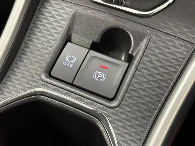 トヨタ ライズ Z 三重県 2021(令3)年 1万km シャイニングホワイトパール ハイブリッド/FF/フロアCVT/純正 9インチ ディスプレイオーディオ/（FM/AM/TV/Bluetooth/USB/iPod/AppleCarPlay/AndroidAuto/HDMI）/【OP】パノラミックビューモニター/ビルトイン ETC/スマートアシスト/・衝突警報機能（対車両・対歩行者）/・衝突回避支援ブレーキ機能（対車両・対歩行者）/・車線逸脱警報機能/・車線逸脱抑制制御機能（ステアリングアシスト機能）/・全車速追従機能付きアダプティブクルーズコントロール（停止保持機能あり）/・レーンキープコントロール（LKC）/・コーナーセンサー（前後2個）/・標識認識機能（進入禁止、最高速度、一時停止）/・アダプティブドライビングビーム/・【OP】ブラインドスポットモニター＋リヤクロストラフィックアラート/装備/・【OP】AC100Vアクセサリーコンセント（1500W・1ヶ）/・シートヒーター（D/N）/・オートライト/・LED ヘッドランプ/・オートエアコン/・ステアリングスイッチ/・プッシュスタート/・スマートキーx2/・純正17inアルミホイール（17×6J、5H）/・保/取/ディスプレイオーディオ取/など