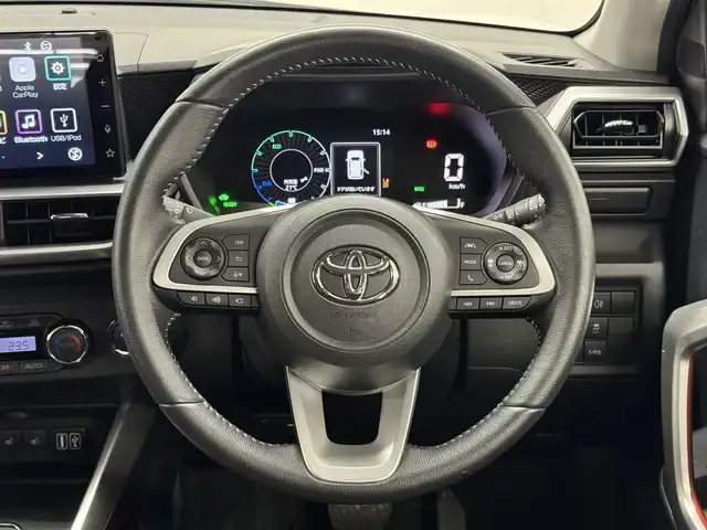 トヨタ ライズ Z 三重県 2021(令3)年 1万km シャイニングホワイトパール ハイブリッド/FF/フロアCVT/純正 9インチ ディスプレイオーディオ/（FM/AM/TV/Bluetooth/USB/iPod/AppleCarPlay/AndroidAuto/HDMI）/【OP】パノラミックビューモニター/ビルトイン ETC/スマートアシスト/・衝突警報機能（対車両・対歩行者）/・衝突回避支援ブレーキ機能（対車両・対歩行者）/・車線逸脱警報機能/・車線逸脱抑制制御機能（ステアリングアシスト機能）/・全車速追従機能付きアダプティブクルーズコントロール（停止保持機能あり）/・レーンキープコントロール（LKC）/・コーナーセンサー（前後2個）/・標識認識機能（進入禁止、最高速度、一時停止）/・アダプティブドライビングビーム/・【OP】ブラインドスポットモニター＋リヤクロストラフィックアラート/装備/・【OP】AC100Vアクセサリーコンセント（1500W・1ヶ）/・シートヒーター（D/N）/・オートライト/・LED ヘッドランプ/・オートエアコン/・ステアリングスイッチ/・プッシュスタート/・スマートキーx2/・純正17inアルミホイール（17×6J、5H）/・保/取/ディスプレイオーディオ取/など