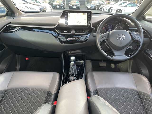 トヨタ Ｃ－ＨＲ G 広島県 2021(令3)年 2.9万km ホワイトパールクリスタルシャイン 禁煙/トヨタセーフティセンス/・プリクラッシュセーフティ/・レーンディパーチャーアラート/・オートマチックハイビーム/・先行車発進お知らせ/・レーダークルーズコントロール/クリアランスソナー/BSM/純正ディスプレイオーディオ/・ナビ/フルセグ/Bluetooth/USB/パノラミックビューモニター/革巻きステアリング/ステアイングスイッチ/オートライト/ハーフレザーシート/シートヒーター/電動パーキングブレーキ/ブレーキホールド/LEＤヘッドライト/フォグランプ/自動防眩ミラー/前後ドライブレコーダー（GL-05AP）/ＥＴＣ/純正フロアマット/純正ドアバイザー/トノカバー/純正アルミホイール車載（サマータイヤ）/W+サイド+カーテンエアバック
