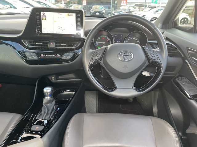 トヨタ Ｃ－ＨＲ G 広島県 2021(令3)年 2.9万km ホワイトパールクリスタルシャイン 禁煙/トヨタセーフティセンス/・プリクラッシュセーフティ/・レーンディパーチャーアラート/・オートマチックハイビーム/・先行車発進お知らせ/・レーダークルーズコントロール/クリアランスソナー/BSM/純正ディスプレイオーディオ/・ナビ/フルセグ/Bluetooth/USB/パノラミックビューモニター/革巻きステアリング/ステアイングスイッチ/オートライト/ハーフレザーシート/シートヒーター/電動パーキングブレーキ/ブレーキホールド/LEＤヘッドライト/フォグランプ/自動防眩ミラー/前後ドライブレコーダー（GL-05AP）/ＥＴＣ/純正フロアマット/純正ドアバイザー/トノカバー/純正アルミホイール車載（サマータイヤ）/W+サイド+カーテンエアバック