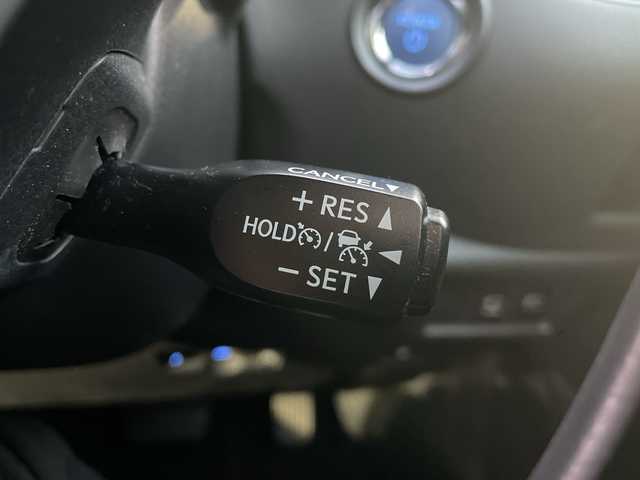 トヨタ Ｃ－ＨＲ G 広島県 2021(令3)年 2.9万km ホワイトパールクリスタルシャイン 禁煙/トヨタセーフティセンス/・プリクラッシュセーフティ/・レーンディパーチャーアラート/・オートマチックハイビーム/・先行車発進お知らせ/・レーダークルーズコントロール/クリアランスソナー/BSM/純正ディスプレイオーディオ/・ナビ/フルセグ/Bluetooth/USB/パノラミックビューモニター/革巻きステアリング/ステアイングスイッチ/オートライト/ハーフレザーシート/シートヒーター/電動パーキングブレーキ/ブレーキホールド/LEＤヘッドライト/フォグランプ/自動防眩ミラー/前後ドライブレコーダー（GL-05AP）/ＥＴＣ/純正フロアマット/純正ドアバイザー/トノカバー/純正アルミホイール車載（サマータイヤ）/W+サイド+カーテンエアバック