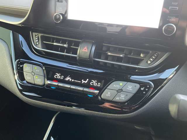 トヨタ Ｃ－ＨＲ G 広島県 2021(令3)年 2.9万km ホワイトパールクリスタルシャイン 禁煙/トヨタセーフティセンス/・プリクラッシュセーフティ/・レーンディパーチャーアラート/・オートマチックハイビーム/・先行車発進お知らせ/・レーダークルーズコントロール/クリアランスソナー/BSM/純正ディスプレイオーディオ/・ナビ/フルセグ/Bluetooth/USB/パノラミックビューモニター/革巻きステアリング/ステアイングスイッチ/オートライト/ハーフレザーシート/シートヒーター/電動パーキングブレーキ/ブレーキホールド/LEＤヘッドライト/フォグランプ/自動防眩ミラー/前後ドライブレコーダー（GL-05AP）/ＥＴＣ/純正フロアマット/純正ドアバイザー/トノカバー/純正アルミホイール車載（サマータイヤ）/W+サイド+カーテンエアバック