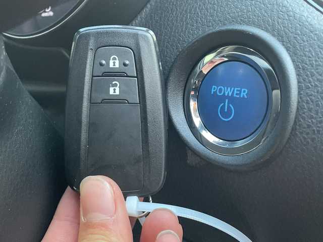 トヨタ Ｃ－ＨＲ G 広島県 2021(令3)年 2.9万km ホワイトパールクリスタルシャイン 禁煙/トヨタセーフティセンス/・プリクラッシュセーフティ/・レーンディパーチャーアラート/・オートマチックハイビーム/・先行車発進お知らせ/・レーダークルーズコントロール/クリアランスソナー/BSM/純正ディスプレイオーディオ/・ナビ/フルセグ/Bluetooth/USB/パノラミックビューモニター/革巻きステアリング/ステアイングスイッチ/オートライト/ハーフレザーシート/シートヒーター/電動パーキングブレーキ/ブレーキホールド/LEＤヘッドライト/フォグランプ/自動防眩ミラー/前後ドライブレコーダー（GL-05AP）/ＥＴＣ/純正フロアマット/純正ドアバイザー/トノカバー/純正アルミホイール車載（サマータイヤ）/W+サイド+カーテンエアバック