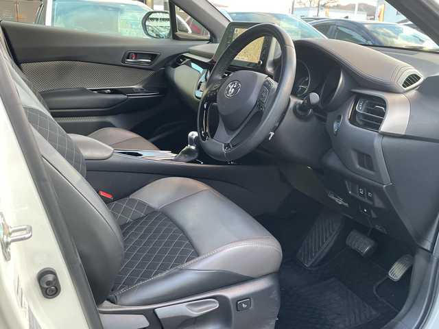 トヨタ Ｃ－ＨＲ G 広島県 2021(令3)年 2.9万km ホワイトパールクリスタルシャイン 禁煙/トヨタセーフティセンス/・プリクラッシュセーフティ/・レーンディパーチャーアラート/・オートマチックハイビーム/・先行車発進お知らせ/・レーダークルーズコントロール/クリアランスソナー/BSM/純正ディスプレイオーディオ/・ナビ/フルセグ/Bluetooth/USB/パノラミックビューモニター/革巻きステアリング/ステアイングスイッチ/オートライト/ハーフレザーシート/シートヒーター/電動パーキングブレーキ/ブレーキホールド/LEＤヘッドライト/フォグランプ/自動防眩ミラー/前後ドライブレコーダー（GL-05AP）/ＥＴＣ/純正フロアマット/純正ドアバイザー/トノカバー/純正アルミホイール車載（サマータイヤ）/W+サイド+カーテンエアバック