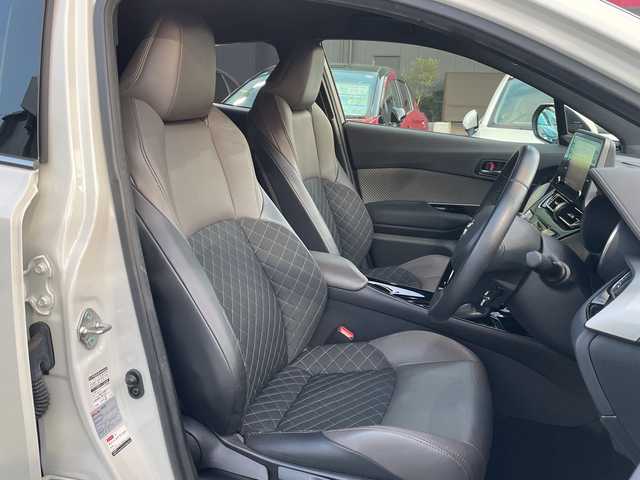 トヨタ Ｃ－ＨＲ G 広島県 2021(令3)年 2.9万km ホワイトパールクリスタルシャイン 禁煙/トヨタセーフティセンス/・プリクラッシュセーフティ/・レーンディパーチャーアラート/・オートマチックハイビーム/・先行車発進お知らせ/・レーダークルーズコントロール/クリアランスソナー/BSM/純正ディスプレイオーディオ/・ナビ/フルセグ/Bluetooth/USB/パノラミックビューモニター/革巻きステアリング/ステアイングスイッチ/オートライト/ハーフレザーシート/シートヒーター/電動パーキングブレーキ/ブレーキホールド/LEＤヘッドライト/フォグランプ/自動防眩ミラー/前後ドライブレコーダー（GL-05AP）/ＥＴＣ/純正フロアマット/純正ドアバイザー/トノカバー/純正アルミホイール車載（サマータイヤ）/W+サイド+カーテンエアバック