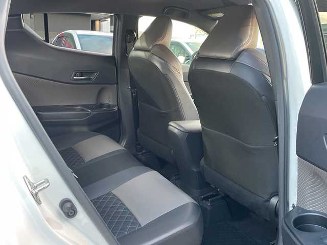 トヨタ Ｃ－ＨＲ G 広島県 2021(令3)年 2.9万km ホワイトパールクリスタルシャイン 禁煙/トヨタセーフティセンス/・プリクラッシュセーフティ/・レーンディパーチャーアラート/・オートマチックハイビーム/・先行車発進お知らせ/・レーダークルーズコントロール/クリアランスソナー/BSM/純正ディスプレイオーディオ/・ナビ/フルセグ/Bluetooth/USB/パノラミックビューモニター/革巻きステアリング/ステアイングスイッチ/オートライト/ハーフレザーシート/シートヒーター/電動パーキングブレーキ/ブレーキホールド/LEＤヘッドライト/フォグランプ/自動防眩ミラー/前後ドライブレコーダー（GL-05AP）/ＥＴＣ/純正フロアマット/純正ドアバイザー/トノカバー/純正アルミホイール車載（サマータイヤ）/W+サイド+カーテンエアバック