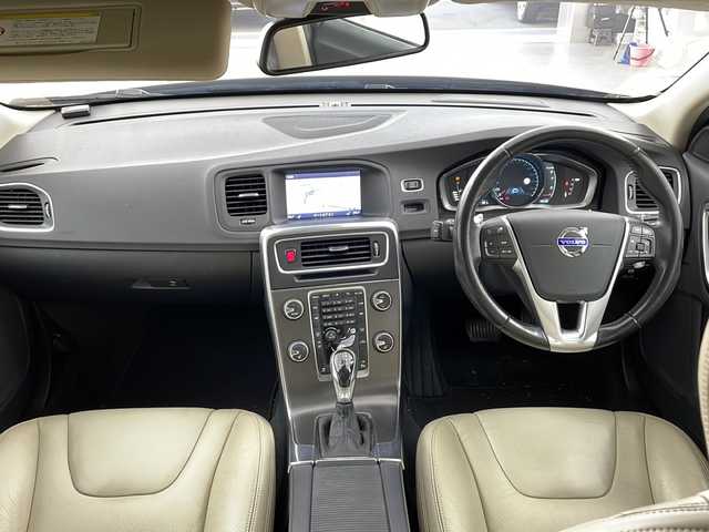 ボルボ Ｖ６０ T4 SE 兵庫県 2015(平27)年 9万km クリスタルホワイトP ・純正ナビ（フルセグ・BT・DVD・CD）/・バックカメラ/・レザーシート/・シートヒーター/・パワーシート/・シートメモリー/・衝突軽減ブレーキ/・レーダークルーズコントロール/・レーンキープアシスト/・オートマチックハイビーム/・LEDオートライト/・パーキングアシスト/・ブラインドスポットモニター/・ETC/・パドルシフト/・電動パーキングブレーキ/・純正16インチアルミホイール/・スマートキー/・プッシュスタート/・カーテンエアバック