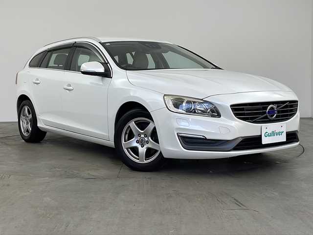 ボルボ Ｖ６０ T4 SE 兵庫県 2015(平27)年 9万km クリスタルホワイトP ・純正ナビ（フルセグ・BT・DVD・CD）/・バックカメラ/・レザーシート/・シートヒーター/・パワーシート/・シートメモリー/・衝突軽減ブレーキ/・レーダークルーズコントロール/・レーンキープアシスト/・オートマチックハイビーム/・LEDオートライト/・パーキングアシスト/・ブラインドスポットモニター/・ETC/・パドルシフト/・電動パーキングブレーキ/・純正16インチアルミホイール/・スマートキー/・プッシュスタート/・カーテンエアバック