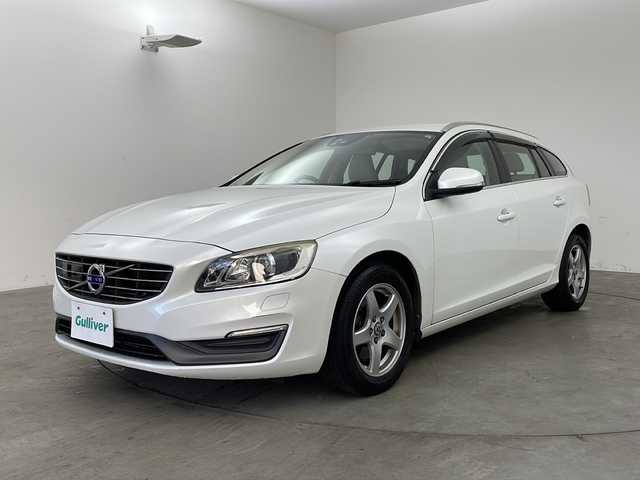 ボルボ Ｖ６０ T4 SE 兵庫県 2015(平27)年 9万km クリスタルホワイトP ・純正ナビ（フルセグ・BT・DVD・CD）/・バックカメラ/・レザーシート/・シートヒーター/・パワーシート/・シートメモリー/・衝突軽減ブレーキ/・レーダークルーズコントロール/・レーンキープアシスト/・オートマチックハイビーム/・LEDオートライト/・パーキングアシスト/・ブラインドスポットモニター/・ETC/・パドルシフト/・電動パーキングブレーキ/・純正16インチアルミホイール/・スマートキー/・プッシュスタート/・カーテンエアバック