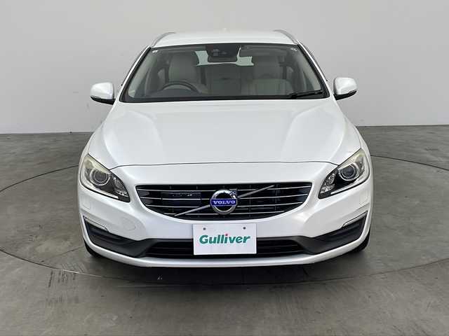ボルボ Ｖ６０ T4 SE 兵庫県 2015(平27)年 9万km クリスタルホワイトP ・純正ナビ（フルセグ・BT・DVD・CD）/・バックカメラ/・レザーシート/・シートヒーター/・パワーシート/・シートメモリー/・衝突軽減ブレーキ/・レーダークルーズコントロール/・レーンキープアシスト/・オートマチックハイビーム/・LEDオートライト/・パーキングアシスト/・ブラインドスポットモニター/・ETC/・パドルシフト/・電動パーキングブレーキ/・純正16インチアルミホイール/・スマートキー/・プッシュスタート/・カーテンエアバック