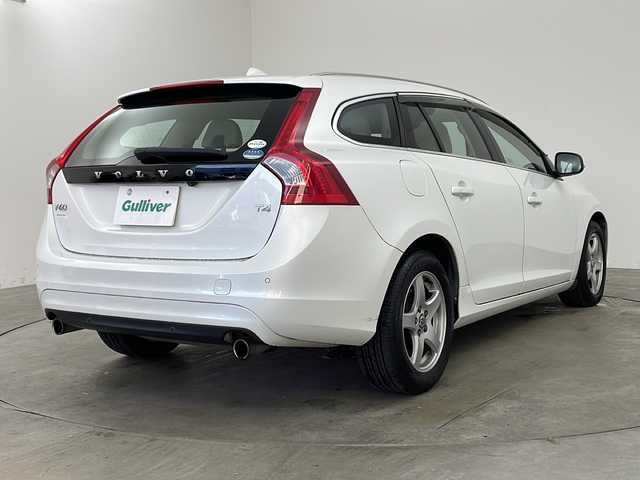 ボルボ Ｖ６０ T4 SE 兵庫県 2015(平27)年 9万km クリスタルホワイトP ・純正ナビ（フルセグ・BT・DVD・CD）/・バックカメラ/・レザーシート/・シートヒーター/・パワーシート/・シートメモリー/・衝突軽減ブレーキ/・レーダークルーズコントロール/・レーンキープアシスト/・オートマチックハイビーム/・LEDオートライト/・パーキングアシスト/・ブラインドスポットモニター/・ETC/・パドルシフト/・電動パーキングブレーキ/・純正16インチアルミホイール/・スマートキー/・プッシュスタート/・カーテンエアバック