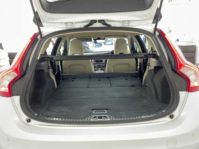 ボルボ Ｖ６０ T4 SE 兵庫県 2015(平27)年 9万km クリスタルホワイトP ・純正ナビ（フルセグ・BT・DVD・CD）/・バックカメラ/・レザーシート/・シートヒーター/・パワーシート/・シートメモリー/・衝突軽減ブレーキ/・レーダークルーズコントロール/・レーンキープアシスト/・オートマチックハイビーム/・LEDオートライト/・パーキングアシスト/・ブラインドスポットモニター/・ETC/・パドルシフト/・電動パーキングブレーキ/・純正16インチアルミホイール/・スマートキー/・プッシュスタート/・カーテンエアバック