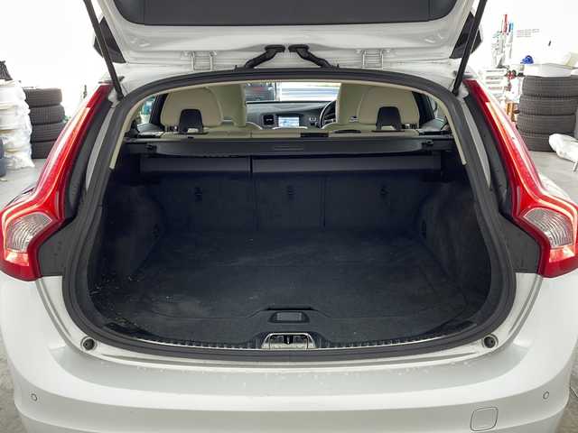 ボルボ Ｖ６０ T4 SE 兵庫県 2015(平27)年 9万km クリスタルホワイトP ・純正ナビ（フルセグ・BT・DVD・CD）/・バックカメラ/・レザーシート/・シートヒーター/・パワーシート/・シートメモリー/・衝突軽減ブレーキ/・レーダークルーズコントロール/・レーンキープアシスト/・オートマチックハイビーム/・LEDオートライト/・パーキングアシスト/・ブラインドスポットモニター/・ETC/・パドルシフト/・電動パーキングブレーキ/・純正16インチアルミホイール/・スマートキー/・プッシュスタート/・カーテンエアバック