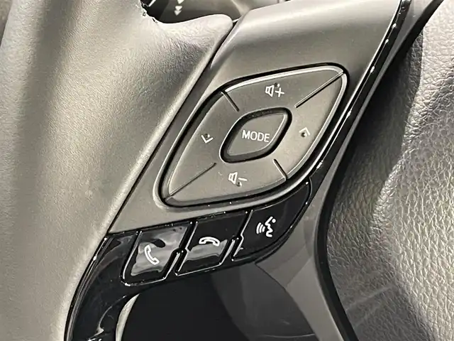 トヨタ Ｃ－ＨＲ G モード ネロ セーフティプラス 愛知県 2020(令2)年 6.3万km ブラック/ホワイトパールクリスタルシャイン 2トーン 純正９インチナビ　/(Bluetooth/FM/AM/フルセグTV/Miracast/USB/スマホ連携）/パノラミックビューモニター　/トヨタセーフティセンス　/　　-レーダークルーズコントロール/　　-プリクラッシュセーフティ/　　-レーンディパーチャーアラート/　　-オートマチックハイビーム/　　-ロードサインアシスト/先行車発進告知　/ビルトインＥＴＣ　/ＬＥＤヘッドライト/LEDフォグランプ　/シートヒーター　/ドライブレコーダー　/ブラインドスポットモニター/クリアランスソナー/プッシュスタート/　　-スマートキー/純正フロアマット