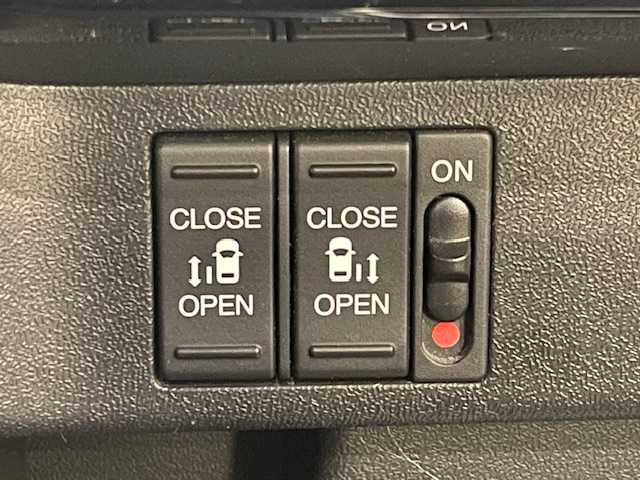 ホンダ ステップワゴン スパーダ ハイブリッド G ホンダセンシング 宮城県 2018(平30)年 6.3万km オブシダンブルーパール ホンダセンシング/・衝突軽減ブレーキ/・誤発進抑制機能/・路外逸脱抑制機能/・車線維持支援システム/・アダプティブ・クルーズ・コントロール/・先行者発進お知らせ機能/・標識認識機能/純正ナビ/・型番：VXM-175VFNi/・フルセグTV/Bluetooth/CD/DVD/・バックカメラ/・USB入力端子/・純正ETC/・前方ドライブレコーダー/純正フリップダウンモニター/両側パワースライドドア/アイドリングストップ/電子パーキング/・オートブレーキホールド/革巻きステアリング/・ステアリングリモコン/プッシュスタート/・スマートキー/LEDヘッドライト/・オートライト/・フォグランプ/純正アルミホイール/純正フロアマット/ドアバイザー