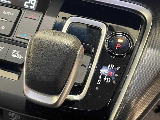 ホンダ ステップワゴン スパーダ ハイブリッド G ホンダセンシング 宮城県 2018(平30)年 6.3万km オブシダンブルーパール ホンダセンシング/・衝突軽減ブレーキ/・誤発進抑制機能/・路外逸脱抑制機能/・車線維持支援システム/・アダプティブ・クルーズ・コントロール/・先行者発進お知らせ機能/・標識認識機能/純正ナビ/・型番：VXM-175VFNi/・フルセグTV/Bluetooth/CD/DVD/・バックカメラ/・USB入力端子/・純正ETC/・前方ドライブレコーダー/純正フリップダウンモニター/両側パワースライドドア/アイドリングストップ/電子パーキング/・オートブレーキホールド/革巻きステアリング/・ステアリングリモコン/プッシュスタート/・スマートキー/LEDヘッドライト/・オートライト/・フォグランプ/純正アルミホイール/純正フロアマット/ドアバイザー