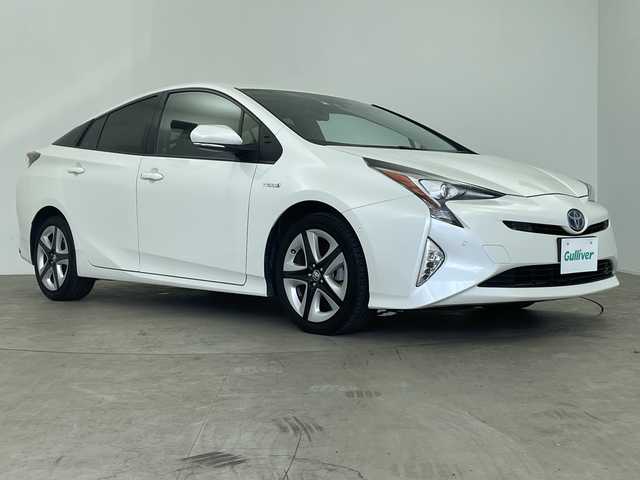 トヨタ プリウス A ツーリングセレクション 鹿児島県 2016(平28)年 5.3万km ホワイトパールクリスタルシャイン 9インチ純正SDナビ（DSZT-YC4T）/CD/DVD/フルセグTV/Bluetooth/バックカメラ/純正前方ドライブレコーダー（DRT-H68A）/Toyota Safety Sense P/レーダークルーズコントロール/プリクラッシュセーフティ/（ミリ波レーダー・単眼カメラ・昼歩行者検知機能付）/（対車両：自車車速域約10km/hから最高速度：最大約40km/h減速可）/（対歩行者：自車車速域約10km/hから80km/h間：最大約30km/h減速可）/オートマチックハイビーム /（作動車速：30km/以上時）/レーンディパーチャーアラート（LDA）/（作動車速：50km/h以上時）/HUD/100V電源/ビルトインETC/前席シートヒーター/革巻きステアリング/ステアリングスイッチ/LEDヘッドライト/オートライト/フォグランプ/純正17インチアルミホイール/保証書/取扱説明書/ナビ取扱説明書