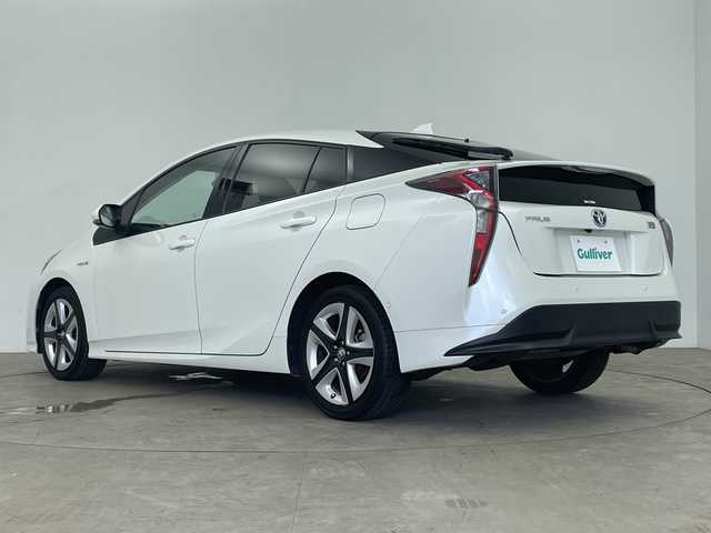 トヨタ プリウス A ツーリングセレクション 鹿児島県 2016(平28)年 5.3万km ホワイトパールクリスタルシャイン 9インチ純正SDナビ（DSZT-YC4T）/CD/DVD/フルセグTV/Bluetooth/バックカメラ/純正前方ドライブレコーダー（DRT-H68A）/Toyota Safety Sense P/レーダークルーズコントロール/プリクラッシュセーフティ/（ミリ波レーダー・単眼カメラ・昼歩行者検知機能付）/（対車両：自車車速域約10km/hから最高速度：最大約40km/h減速可）/（対歩行者：自車車速域約10km/hから80km/h間：最大約30km/h減速可）/オートマチックハイビーム /（作動車速：30km/以上時）/レーンディパーチャーアラート（LDA）/（作動車速：50km/h以上時）/HUD/100V電源/ビルトインETC/前席シートヒーター/革巻きステアリング/ステアリングスイッチ/LEDヘッドライト/オートライト/フォグランプ/純正17インチアルミホイール/保証書/取扱説明書/ナビ取扱説明書