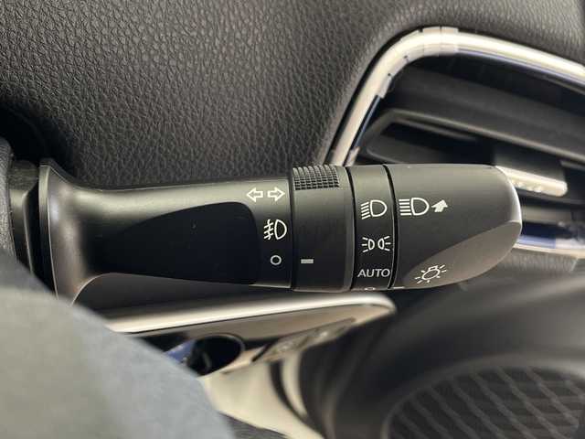 トヨタ プリウス A ツーリングセレクション 鹿児島県 2016(平28)年 5.3万km ホワイトパールクリスタルシャイン 9インチ純正SDナビ（DSZT-YC4T）/CD/DVD/フルセグTV/Bluetooth/バックカメラ/純正前方ドライブレコーダー（DRT-H68A）/Toyota Safety Sense P/レーダークルーズコントロール/プリクラッシュセーフティ/（ミリ波レーダー・単眼カメラ・昼歩行者検知機能付）/（対車両：自車車速域約10km/hから最高速度：最大約40km/h減速可）/（対歩行者：自車車速域約10km/hから80km/h間：最大約30km/h減速可）/オートマチックハイビーム /（作動車速：30km/以上時）/レーンディパーチャーアラート（LDA）/（作動車速：50km/h以上時）/HUD/100V電源/ビルトインETC/前席シートヒーター/革巻きステアリング/ステアリングスイッチ/LEDヘッドライト/オートライト/フォグランプ/純正17インチアルミホイール/保証書/取扱説明書/ナビ取扱説明書