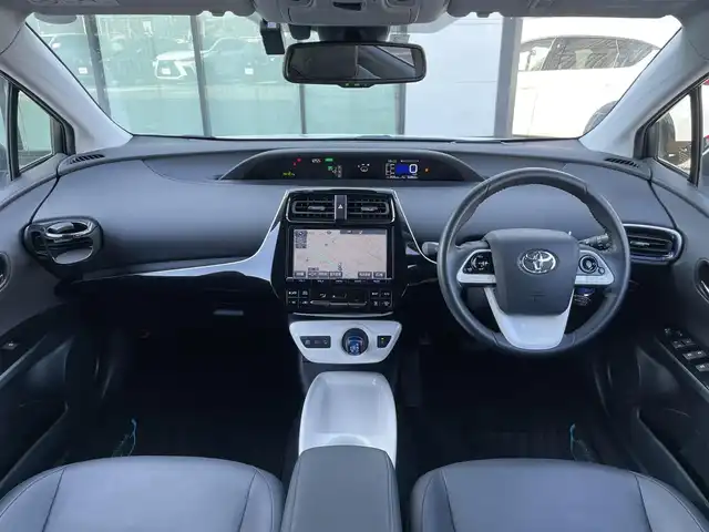 トヨタ プリウス A ツーリングセレクション 香川県 2016(平28)年 5.3万km ホワイトパールクリスタルシャイン Toyota Safety Sense P/レーダークルーズコントロール/プリクラッシュセーフティ/（ミリ波レーダー・単眼カメラ・昼歩行者検知機能付）/（対車両：自車車速域約10km/hから最高速度：最大約40km/h減速可）/（対歩行者：自車車速域約10km/hから80km/h間：最大約30km/h減速可）/オートマチックハイビーム /（作動車速：30km/以上時）/レーンディパーチャーアラート（LDA）/（作動車速：50km/h以上時）/9インチ純正SDナビ（DSZT-YC4T）/AM/FM/フルセグTV/Bluetooth/バックカメラ/インテリジェントパーキングアシスト/純正前方ドライブレコーダー（DRT-H68A）/HUD/100V電源/ビルトインETC/前席シートヒーター/レザーシート/革巻きステアリング/ステアリングリモコン/LEDヘッドライト/オートライト/フォグランプ/純正17インチアルミホイール