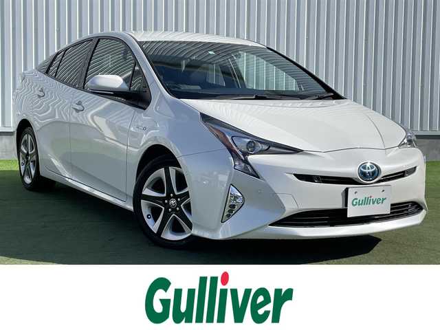 トヨタ プリウス A ツーリングセレクション 香川県 2016(平28)年 5.3万km ホワイトパールクリスタルシャイン Toyota Safety Sense P/レーダークルーズコントロール/プリクラッシュセーフティ/（ミリ波レーダー・単眼カメラ・昼歩行者検知機能付）/（対車両：自車車速域約10km/hから最高速度：最大約40km/h減速可）/（対歩行者：自車車速域約10km/hから80km/h間：最大約30km/h減速可）/オートマチックハイビーム /（作動車速：30km/以上時）/レーンディパーチャーアラート（LDA）/（作動車速：50km/h以上時）/9インチ純正SDナビ（DSZT-YC4T）/AM/FM/フルセグTV/Bluetooth/バックカメラ/インテリジェントパーキングアシスト/純正前方ドライブレコーダー（DRT-H68A）/HUD/100V電源/ビルトインETC/前席シートヒーター/レザーシート/革巻きステアリング/ステアリングリモコン/LEDヘッドライト/オートライト/フォグランプ/純正17インチアルミホイール