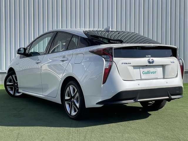 トヨタ プリウス A ツーリングセレクション 香川県 2016(平28)年 5.3万km ホワイトパールクリスタルシャイン Toyota Safety Sense P/レーダークルーズコントロール/プリクラッシュセーフティ/（ミリ波レーダー・単眼カメラ・昼歩行者検知機能付）/（対車両：自車車速域約10km/hから最高速度：最大約40km/h減速可）/（対歩行者：自車車速域約10km/hから80km/h間：最大約30km/h減速可）/オートマチックハイビーム /（作動車速：30km/以上時）/レーンディパーチャーアラート（LDA）/（作動車速：50km/h以上時）/9インチ純正SDナビ（DSZT-YC4T）/AM/FM/フルセグTV/Bluetooth/バックカメラ/インテリジェントパーキングアシスト/純正前方ドライブレコーダー（DRT-H68A）/HUD/100V電源/ビルトインETC/前席シートヒーター/レザーシート/革巻きステアリング/ステアリングリモコン/LEDヘッドライト/オートライト/フォグランプ/純正17インチアルミホイール