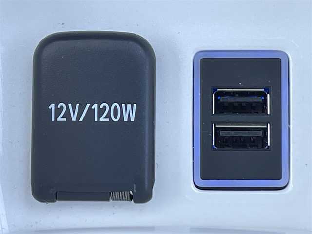 トヨタ プリウス A ツーリングセレクション 香川県 2016(平28)年 5.3万km ホワイトパールクリスタルシャイン Toyota Safety Sense P/レーダークルーズコントロール/プリクラッシュセーフティ/（ミリ波レーダー・単眼カメラ・昼歩行者検知機能付）/（対車両：自車車速域約10km/hから最高速度：最大約40km/h減速可）/（対歩行者：自車車速域約10km/hから80km/h間：最大約30km/h減速可）/オートマチックハイビーム /（作動車速：30km/以上時）/レーンディパーチャーアラート（LDA）/（作動車速：50km/h以上時）/9インチ純正SDナビ（DSZT-YC4T）/AM/FM/フルセグTV/Bluetooth/バックカメラ/インテリジェントパーキングアシスト/純正前方ドライブレコーダー（DRT-H68A）/HUD/100V電源/ビルトインETC/前席シートヒーター/レザーシート/革巻きステアリング/ステアリングリモコン/LEDヘッドライト/オートライト/フォグランプ/純正17インチアルミホイール