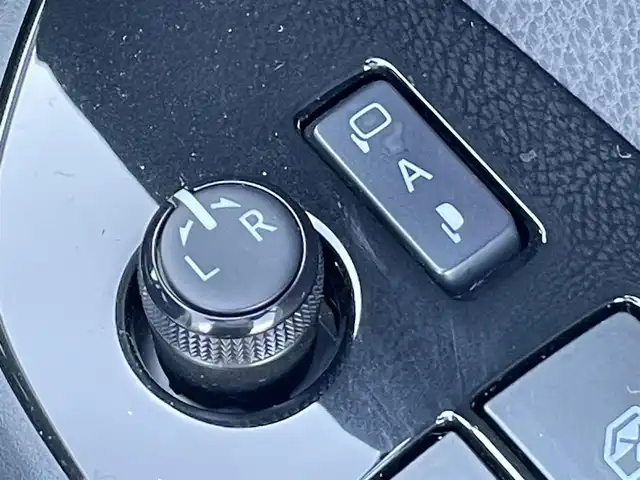 トヨタ プリウス A ツーリングセレクション 香川県 2016(平28)年 5.3万km ホワイトパールクリスタルシャイン Toyota Safety Sense P/レーダークルーズコントロール/プリクラッシュセーフティ/（ミリ波レーダー・単眼カメラ・昼歩行者検知機能付）/（対車両：自車車速域約10km/hから最高速度：最大約40km/h減速可）/（対歩行者：自車車速域約10km/hから80km/h間：最大約30km/h減速可）/オートマチックハイビーム /（作動車速：30km/以上時）/レーンディパーチャーアラート（LDA）/（作動車速：50km/h以上時）/9インチ純正SDナビ（DSZT-YC4T）/AM/FM/フルセグTV/Bluetooth/バックカメラ/インテリジェントパーキングアシスト/純正前方ドライブレコーダー（DRT-H68A）/HUD/100V電源/ビルトインETC/前席シートヒーター/レザーシート/革巻きステアリング/ステアリングリモコン/LEDヘッドライト/オートライト/フォグランプ/純正17インチアルミホイール