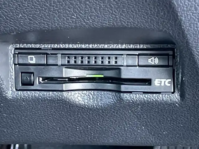 トヨタ プリウス A ツーリングセレクション 香川県 2016(平28)年 5.3万km ホワイトパールクリスタルシャイン Toyota Safety Sense P/レーダークルーズコントロール/プリクラッシュセーフティ/（ミリ波レーダー・単眼カメラ・昼歩行者検知機能付）/（対車両：自車車速域約10km/hから最高速度：最大約40km/h減速可）/（対歩行者：自車車速域約10km/hから80km/h間：最大約30km/h減速可）/オートマチックハイビーム /（作動車速：30km/以上時）/レーンディパーチャーアラート（LDA）/（作動車速：50km/h以上時）/9インチ純正SDナビ（DSZT-YC4T）/AM/FM/フルセグTV/Bluetooth/バックカメラ/インテリジェントパーキングアシスト/純正前方ドライブレコーダー（DRT-H68A）/HUD/100V電源/ビルトインETC/前席シートヒーター/レザーシート/革巻きステアリング/ステアリングリモコン/LEDヘッドライト/オートライト/フォグランプ/純正17インチアルミホイール