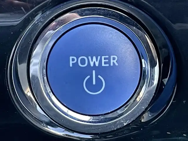 トヨタ プリウス A ツーリングセレクション 香川県 2016(平28)年 5.3万km ホワイトパールクリスタルシャイン Toyota Safety Sense P/レーダークルーズコントロール/プリクラッシュセーフティ/（ミリ波レーダー・単眼カメラ・昼歩行者検知機能付）/（対車両：自車車速域約10km/hから最高速度：最大約40km/h減速可）/（対歩行者：自車車速域約10km/hから80km/h間：最大約30km/h減速可）/オートマチックハイビーム /（作動車速：30km/以上時）/レーンディパーチャーアラート（LDA）/（作動車速：50km/h以上時）/9インチ純正SDナビ（DSZT-YC4T）/AM/FM/フルセグTV/Bluetooth/バックカメラ/インテリジェントパーキングアシスト/純正前方ドライブレコーダー（DRT-H68A）/HUD/100V電源/ビルトインETC/前席シートヒーター/レザーシート/革巻きステアリング/ステアリングリモコン/LEDヘッドライト/オートライト/フォグランプ/純正17インチアルミホイール