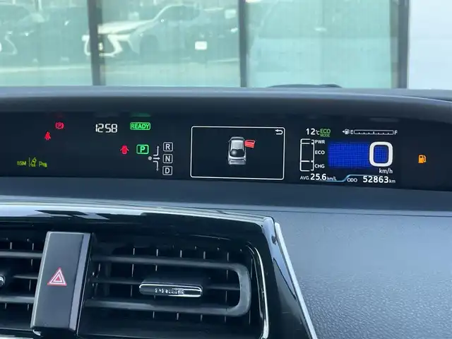 トヨタ プリウス A ツーリングセレクション 香川県 2016(平28)年 5.3万km ホワイトパールクリスタルシャイン Toyota Safety Sense P/レーダークルーズコントロール/プリクラッシュセーフティ/（ミリ波レーダー・単眼カメラ・昼歩行者検知機能付）/（対車両：自車車速域約10km/hから最高速度：最大約40km/h減速可）/（対歩行者：自車車速域約10km/hから80km/h間：最大約30km/h減速可）/オートマチックハイビーム /（作動車速：30km/以上時）/レーンディパーチャーアラート（LDA）/（作動車速：50km/h以上時）/9インチ純正SDナビ（DSZT-YC4T）/AM/FM/フルセグTV/Bluetooth/バックカメラ/インテリジェントパーキングアシスト/純正前方ドライブレコーダー（DRT-H68A）/HUD/100V電源/ビルトインETC/前席シートヒーター/レザーシート/革巻きステアリング/ステアリングリモコン/LEDヘッドライト/オートライト/フォグランプ/純正17インチアルミホイール