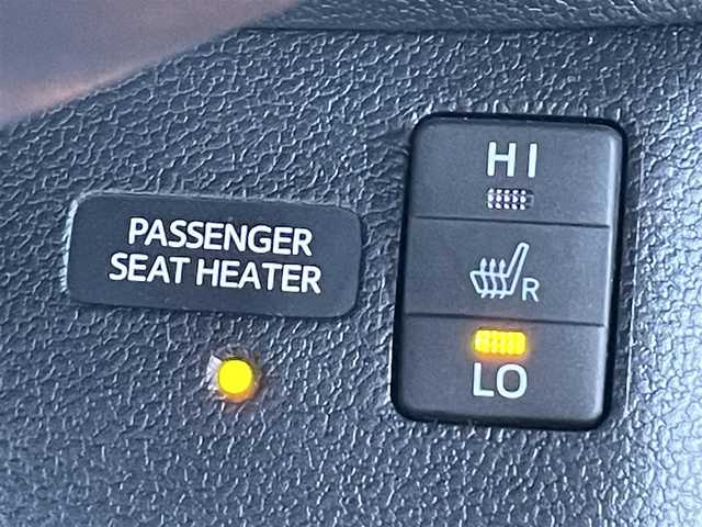 トヨタ プリウス A ツーリングセレクション 香川県 2016(平28)年 5.3万km ホワイトパールクリスタルシャイン Toyota Safety Sense P/レーダークルーズコントロール/プリクラッシュセーフティ/（ミリ波レーダー・単眼カメラ・昼歩行者検知機能付）/（対車両：自車車速域約10km/hから最高速度：最大約40km/h減速可）/（対歩行者：自車車速域約10km/hから80km/h間：最大約30km/h減速可）/オートマチックハイビーム /（作動車速：30km/以上時）/レーンディパーチャーアラート（LDA）/（作動車速：50km/h以上時）/9インチ純正SDナビ（DSZT-YC4T）/AM/FM/フルセグTV/Bluetooth/バックカメラ/インテリジェントパーキングアシスト/純正前方ドライブレコーダー（DRT-H68A）/HUD/100V電源/ビルトインETC/前席シートヒーター/レザーシート/革巻きステアリング/ステアリングリモコン/LEDヘッドライト/オートライト/フォグランプ/純正17インチアルミホイール