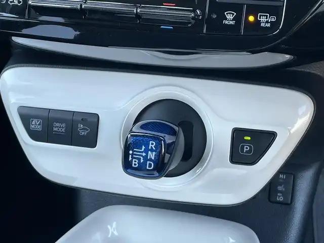 トヨタ プリウス A ツーリングセレクション 香川県 2016(平28)年 5.3万km ホワイトパールクリスタルシャイン Toyota Safety Sense P/レーダークルーズコントロール/プリクラッシュセーフティ/（ミリ波レーダー・単眼カメラ・昼歩行者検知機能付）/（対車両：自車車速域約10km/hから最高速度：最大約40km/h減速可）/（対歩行者：自車車速域約10km/hから80km/h間：最大約30km/h減速可）/オートマチックハイビーム /（作動車速：30km/以上時）/レーンディパーチャーアラート（LDA）/（作動車速：50km/h以上時）/9インチ純正SDナビ（DSZT-YC4T）/AM/FM/フルセグTV/Bluetooth/バックカメラ/インテリジェントパーキングアシスト/純正前方ドライブレコーダー（DRT-H68A）/HUD/100V電源/ビルトインETC/前席シートヒーター/レザーシート/革巻きステアリング/ステアリングリモコン/LEDヘッドライト/オートライト/フォグランプ/純正17インチアルミホイール