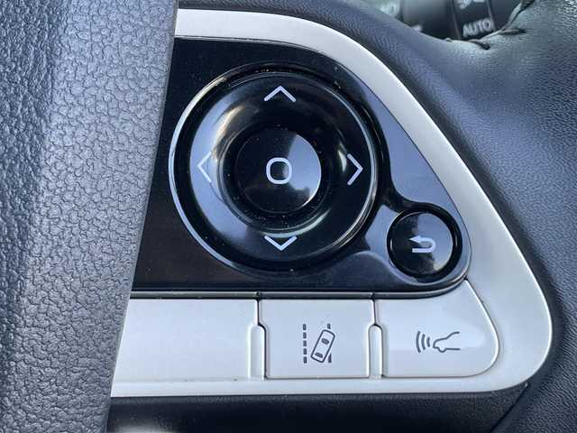 トヨタ プリウス A ツーリングセレクション 香川県 2016(平28)年 5.3万km ホワイトパールクリスタルシャイン Toyota Safety Sense P/レーダークルーズコントロール/プリクラッシュセーフティ/（ミリ波レーダー・単眼カメラ・昼歩行者検知機能付）/（対車両：自車車速域約10km/hから最高速度：最大約40km/h減速可）/（対歩行者：自車車速域約10km/hから80km/h間：最大約30km/h減速可）/オートマチックハイビーム /（作動車速：30km/以上時）/レーンディパーチャーアラート（LDA）/（作動車速：50km/h以上時）/9インチ純正SDナビ（DSZT-YC4T）/AM/FM/フルセグTV/Bluetooth/バックカメラ/インテリジェントパーキングアシスト/純正前方ドライブレコーダー（DRT-H68A）/HUD/100V電源/ビルトインETC/前席シートヒーター/レザーシート/革巻きステアリング/ステアリングリモコン/LEDヘッドライト/オートライト/フォグランプ/純正17インチアルミホイール