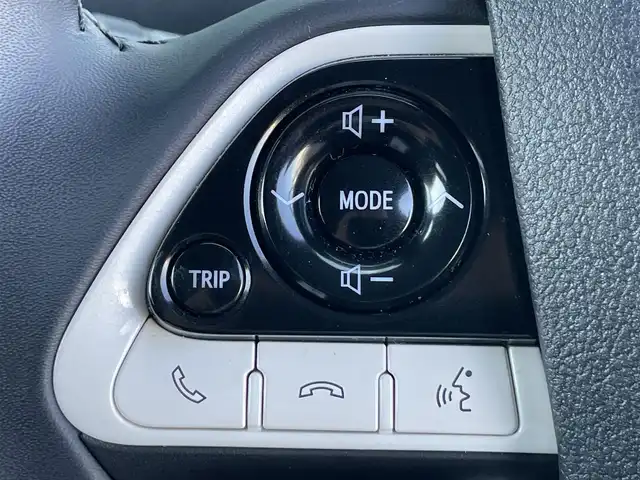 トヨタ プリウス A ツーリングセレクション 香川県 2016(平28)年 5.3万km ホワイトパールクリスタルシャイン Toyota Safety Sense P/レーダークルーズコントロール/プリクラッシュセーフティ/（ミリ波レーダー・単眼カメラ・昼歩行者検知機能付）/（対車両：自車車速域約10km/hから最高速度：最大約40km/h減速可）/（対歩行者：自車車速域約10km/hから80km/h間：最大約30km/h減速可）/オートマチックハイビーム /（作動車速：30km/以上時）/レーンディパーチャーアラート（LDA）/（作動車速：50km/h以上時）/9インチ純正SDナビ（DSZT-YC4T）/AM/FM/フルセグTV/Bluetooth/バックカメラ/インテリジェントパーキングアシスト/純正前方ドライブレコーダー（DRT-H68A）/HUD/100V電源/ビルトインETC/前席シートヒーター/レザーシート/革巻きステアリング/ステアリングリモコン/LEDヘッドライト/オートライト/フォグランプ/純正17インチアルミホイール