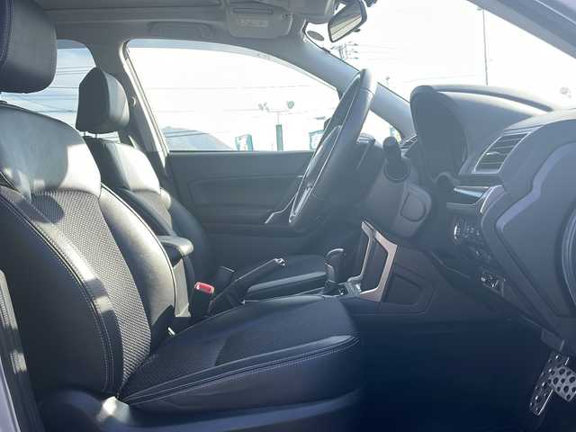 スバル フォレスター S－リミテッド 山口県 2015(平27)年 9.7万km アイスシルバーメタリック 禁煙車/社外メモリナビ/(CD/DVD/USB/Bluetooth/フルセグTV)/バックカメラ/ETC/サンルーフ/衝突軽減ブレーキ/レーンキープアシスト/レーダークルーズコントロール/パワーバックドア/ハーフレザーシート/前席パワーシート/全席シートヒーター/パドルシフト/ステアリングスイッチ/オートライト/フォグランプ/プッシュスタート/スマートキー×２/純正アルミホイール/純正フロアマット/スタッドレスタイヤ積み込み/取扱説明書/記録簿