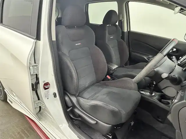 日産 ノート ニスモ 岡山県 2016(平28)年 5.1万km ブリリアントホワイトパール 純正ナビ(MM316D-W)/【Bluetooth/フルセグTV/CD/DVD/USB接続】/バックカメラ/ドライブレコーダー　前後/ETC/オートライト/純正16インチアルミホイール/純正フロアマット/ステアリングスイッチ/シートリフター/アイドリングストップ/オートエアコン/オートライト/スペアキー×1/禁煙車