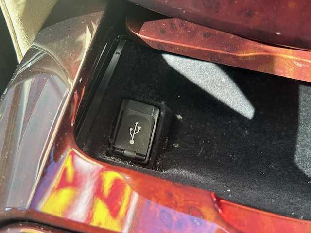 トヨタ クラウン マジェスタ Fバージョン 宮城県 2015(平27)年 8.9万km ホワイトパールクリスタルシャイン 登録時走行距離88104km/全席パワーシート/全席シートヒーター/クリアランスソナー/レーダークルーズコントロール/オートライト/オートライトハイビーム/ステアリングリモコン/エアシート（D＋N）/プッシュスタート/スマートキー/プリクラッシュセーフティ/横滑り防止機能/メモリーシート/社外ドライブレコーダー前後/純正ETC/バックカメラ/純正ナビ フルセグ/TV・AM/FM・CD/DVD・HDD・BT/LEDヘッドライト/フォグランプ/コーナーセンサー前後/純正アルミホイール/ドアバイザー/電動格納ミラー/純正フロアマット