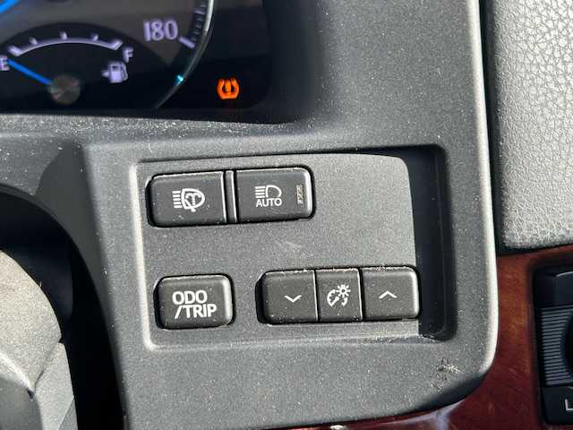 トヨタ クラウン マジェスタ Fバージョン 宮城県 2015(平27)年 8.9万km ホワイトパールクリスタルシャイン 登録時走行距離88104km/全席パワーシート/全席シートヒーター/クリアランスソナー/レーダークルーズコントロール/オートライト/オートライトハイビーム/ステアリングリモコン/エアシート（D＋N）/プッシュスタート/スマートキー/プリクラッシュセーフティ/横滑り防止機能/メモリーシート/社外ドライブレコーダー前後/純正ETC/バックカメラ/純正ナビ フルセグ/TV・AM/FM・CD/DVD・HDD・BT/LEDヘッドライト/フォグランプ/コーナーセンサー前後/純正アルミホイール/ドアバイザー/電動格納ミラー/純正フロアマット