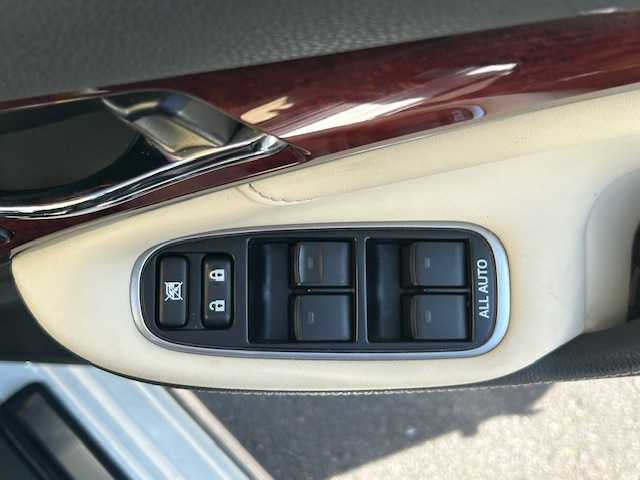 トヨタ クラウン マジェスタ Fバージョン 宮城県 2015(平27)年 8.9万km ホワイトパールクリスタルシャイン 登録時走行距離88104km/全席パワーシート/全席シートヒーター/クリアランスソナー/レーダークルーズコントロール/オートライト/オートライトハイビーム/ステアリングリモコン/エアシート（D＋N）/プッシュスタート/スマートキー/プリクラッシュセーフティ/横滑り防止機能/メモリーシート/社外ドライブレコーダー前後/純正ETC/バックカメラ/純正ナビ フルセグ/TV・AM/FM・CD/DVD・HDD・BT/LEDヘッドライト/フォグランプ/コーナーセンサー前後/純正アルミホイール/ドアバイザー/電動格納ミラー/純正フロアマット