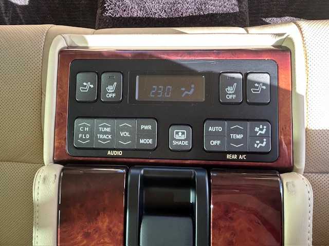 トヨタ クラウン マジェスタ Fバージョン 宮城県 2015(平27)年 8.9万km ホワイトパールクリスタルシャイン 登録時走行距離88104km/全席パワーシート/全席シートヒーター/クリアランスソナー/レーダークルーズコントロール/オートライト/オートライトハイビーム/ステアリングリモコン/エアシート（D＋N）/プッシュスタート/スマートキー/プリクラッシュセーフティ/横滑り防止機能/メモリーシート/社外ドライブレコーダー前後/純正ETC/バックカメラ/純正ナビ フルセグ/TV・AM/FM・CD/DVD・HDD・BT/LEDヘッドライト/フォグランプ/コーナーセンサー前後/純正アルミホイール/ドアバイザー/電動格納ミラー/純正フロアマット