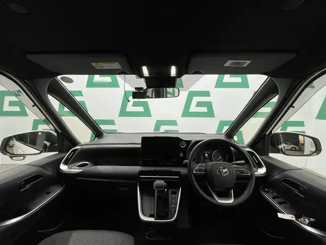トヨタ ヴォクシー S－G 鹿児島県 2023(令5)年 1.2万km ホワイトパールクリスタルシャイン 禁煙車/10.5インチ純正ディスプレイオーディオ/　・フルセグTV/Bluetooth/トヨタセーフティセンス/　・プリクラッシュセーフティー/　・緊急時操蛇支援/　・レーントレーシングアシスト/　・レーダークルーズコントロール/　・オートマチックハイビーム/　・ロードサインアシスト/　・ドライバー異常時対応システム/　・発信遅れ告知機能/両側パワースライド/電動パーキングブレーキ/ブレーキホールド/純正フロアマット/前後ドライブレコーダー/全席オートウィンドウ/ドアバイザー/ETC/後席サンシェード/本革巻きハンドル