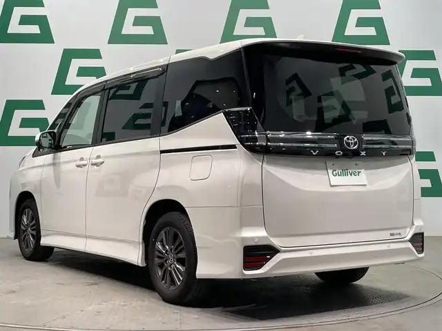 トヨタ ヴォクシー S－G 鹿児島県 2023(令5)年 1.2万km ホワイトパールクリスタルシャイン 禁煙車/10.5インチ純正ディスプレイオーディオ/　・フルセグTV/Bluetooth/トヨタセーフティセンス/　・プリクラッシュセーフティー/　・緊急時操蛇支援/　・レーントレーシングアシスト/　・レーダークルーズコントロール/　・オートマチックハイビーム/　・ロードサインアシスト/　・ドライバー異常時対応システム/　・発信遅れ告知機能/両側パワースライド/電動パーキングブレーキ/ブレーキホールド/純正フロアマット/前後ドライブレコーダー/全席オートウィンドウ/ドアバイザー/ETC/後席サンシェード/本革巻きハンドル