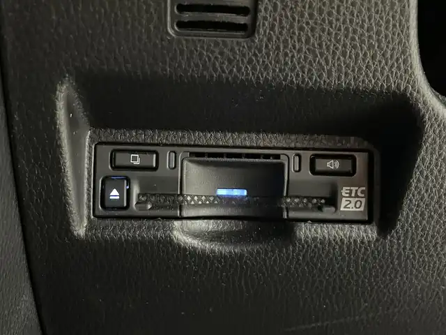 トヨタ ヴォクシー S－G 鹿児島県 2023(令5)年 1.2万km ホワイトパールクリスタルシャイン 禁煙車/10.5インチ純正ディスプレイオーディオ/　・フルセグTV/Bluetooth/トヨタセーフティセンス/　・プリクラッシュセーフティー/　・緊急時操蛇支援/　・レーントレーシングアシスト/　・レーダークルーズコントロール/　・オートマチックハイビーム/　・ロードサインアシスト/　・ドライバー異常時対応システム/　・発信遅れ告知機能/両側パワースライド/電動パーキングブレーキ/ブレーキホールド/純正フロアマット/前後ドライブレコーダー/全席オートウィンドウ/ドアバイザー/ETC/後席サンシェード/本革巻きハンドル