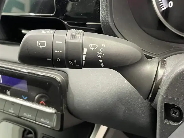 トヨタ ヴォクシー S－G 鹿児島県 2023(令5)年 1.2万km ホワイトパールクリスタルシャイン 禁煙車/10.5インチ純正ディスプレイオーディオ/　・フルセグTV/Bluetooth/トヨタセーフティセンス/　・プリクラッシュセーフティー/　・緊急時操蛇支援/　・レーントレーシングアシスト/　・レーダークルーズコントロール/　・オートマチックハイビーム/　・ロードサインアシスト/　・ドライバー異常時対応システム/　・発信遅れ告知機能/両側パワースライド/電動パーキングブレーキ/ブレーキホールド/純正フロアマット/前後ドライブレコーダー/全席オートウィンドウ/ドアバイザー/ETC/後席サンシェード/本革巻きハンドル