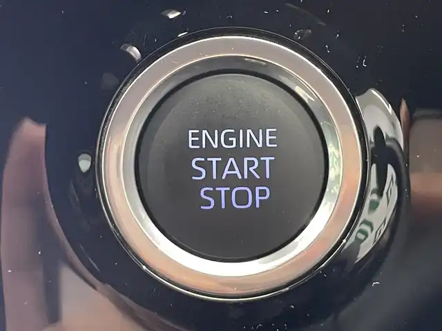 トヨタ ヴォクシー S－G 鹿児島県 2023(令5)年 1.2万km ホワイトパールクリスタルシャイン 禁煙車/10.5インチ純正ディスプレイオーディオ/　・フルセグTV/Bluetooth/トヨタセーフティセンス/　・プリクラッシュセーフティー/　・緊急時操蛇支援/　・レーントレーシングアシスト/　・レーダークルーズコントロール/　・オートマチックハイビーム/　・ロードサインアシスト/　・ドライバー異常時対応システム/　・発信遅れ告知機能/両側パワースライド/電動パーキングブレーキ/ブレーキホールド/純正フロアマット/前後ドライブレコーダー/全席オートウィンドウ/ドアバイザー/ETC/後席サンシェード/本革巻きハンドル