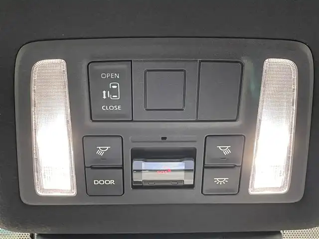 トヨタ ヴォクシー S－G 鹿児島県 2023(令5)年 1.2万km ホワイトパールクリスタルシャイン 禁煙車/10.5インチ純正ディスプレイオーディオ/　・フルセグTV/Bluetooth/トヨタセーフティセンス/　・プリクラッシュセーフティー/　・緊急時操蛇支援/　・レーントレーシングアシスト/　・レーダークルーズコントロール/　・オートマチックハイビーム/　・ロードサインアシスト/　・ドライバー異常時対応システム/　・発信遅れ告知機能/両側パワースライド/電動パーキングブレーキ/ブレーキホールド/純正フロアマット/前後ドライブレコーダー/全席オートウィンドウ/ドアバイザー/ETC/後席サンシェード/本革巻きハンドル