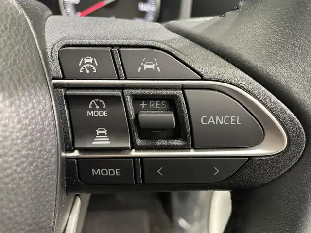 トヨタ ヴォクシー S－G 鹿児島県 2023(令5)年 1.2万km ホワイトパールクリスタルシャイン 禁煙車/10.5インチ純正ディスプレイオーディオ/　・フルセグTV/Bluetooth/トヨタセーフティセンス/　・プリクラッシュセーフティー/　・緊急時操蛇支援/　・レーントレーシングアシスト/　・レーダークルーズコントロール/　・オートマチックハイビーム/　・ロードサインアシスト/　・ドライバー異常時対応システム/　・発信遅れ告知機能/両側パワースライド/電動パーキングブレーキ/ブレーキホールド/純正フロアマット/前後ドライブレコーダー/全席オートウィンドウ/ドアバイザー/ETC/後席サンシェード/本革巻きハンドル